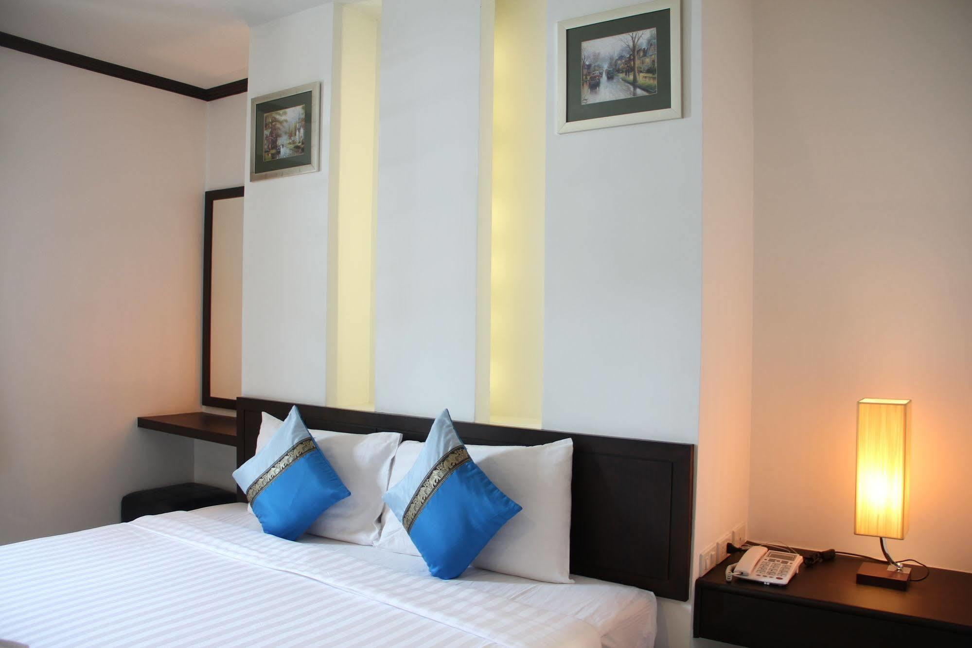 Sri Boutique Hotel Patong Extérieur photo